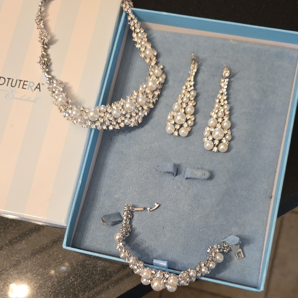 Silver and Pearl Necklace Set